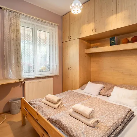 Kutvoelgy Vendeghaz Guest house *