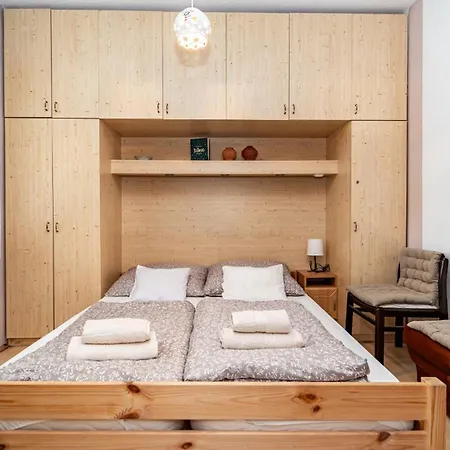 Kutvoelgy Vendeghaz Guest house *