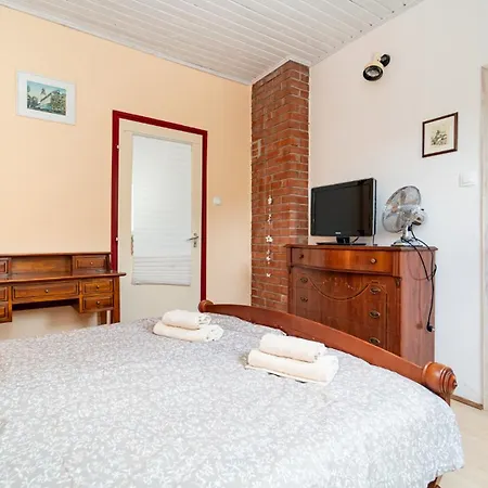 Guest house Kutvoelgy Vendeghaz Vac