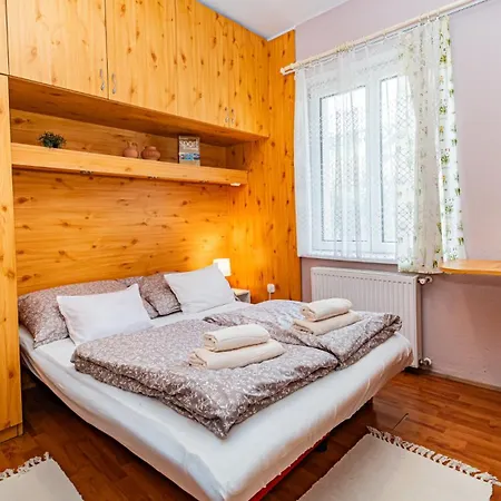Kutvoelgy Vendeghaz Guest house *